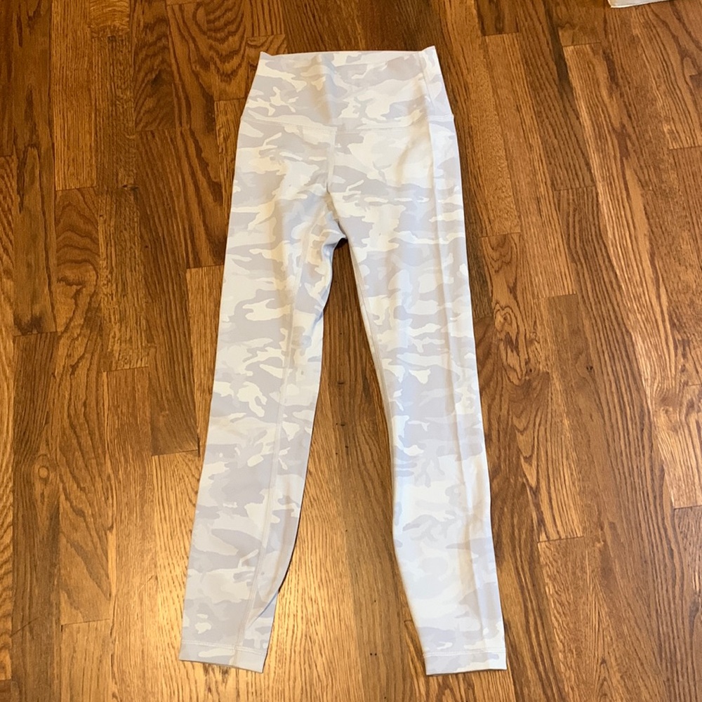 Lululemon Wunder Under 25”
